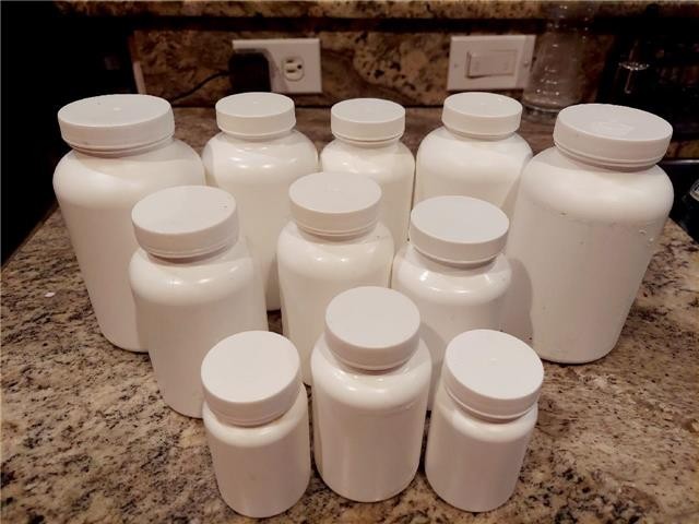 VITACOAST VITAMINS EMPTY PLASTIC BOTTLES CRAFT HOBBY STORAGE WHITE - LOT OF 12