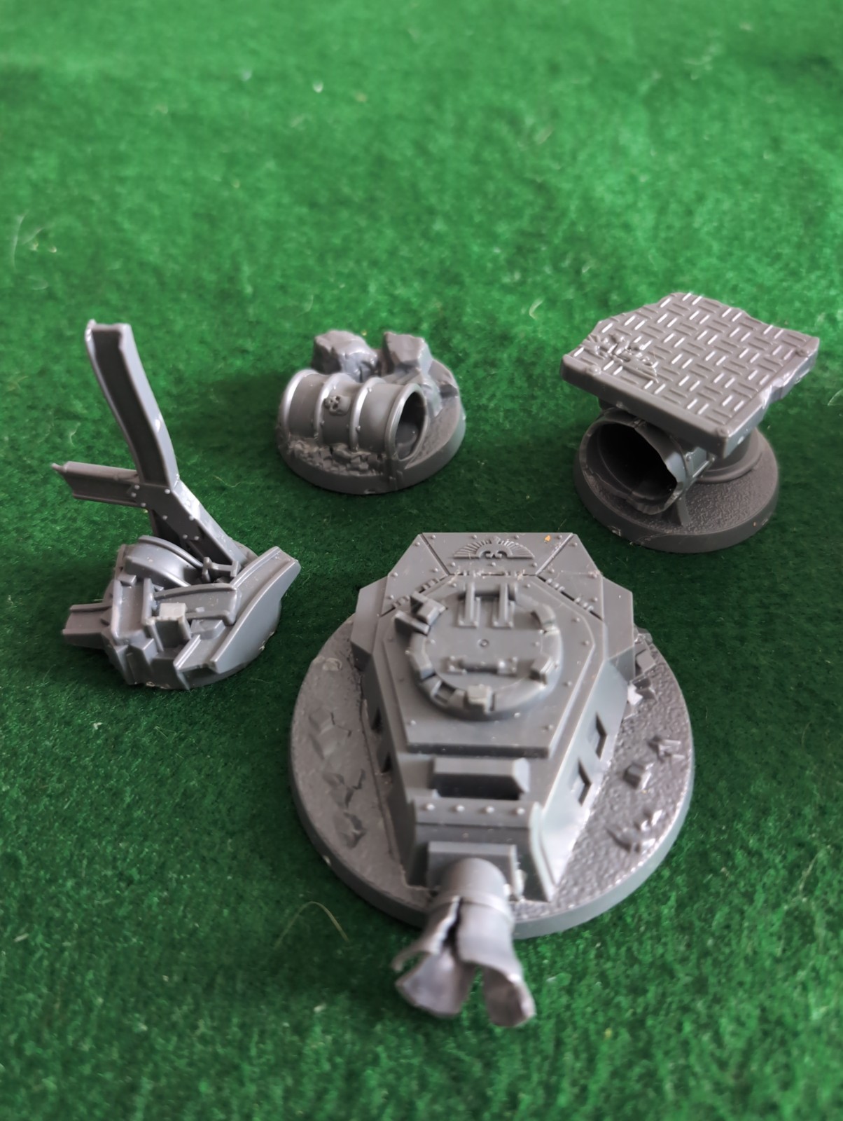 Warhammer 40k Hero Figure Bases.  1x65mmm, 2x40mm & 1x32mm. Plastic & Unpainted.