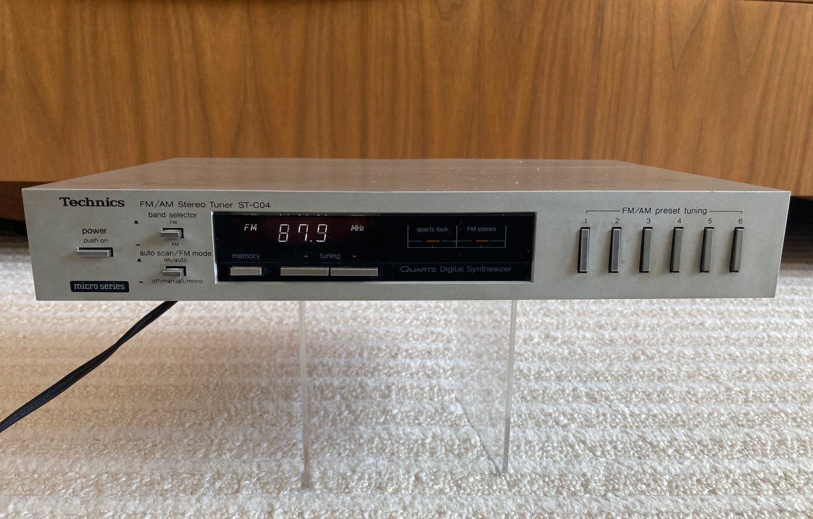 Vintage TECHNICS ST-C04 FM/AM stereo tuner in good working condition