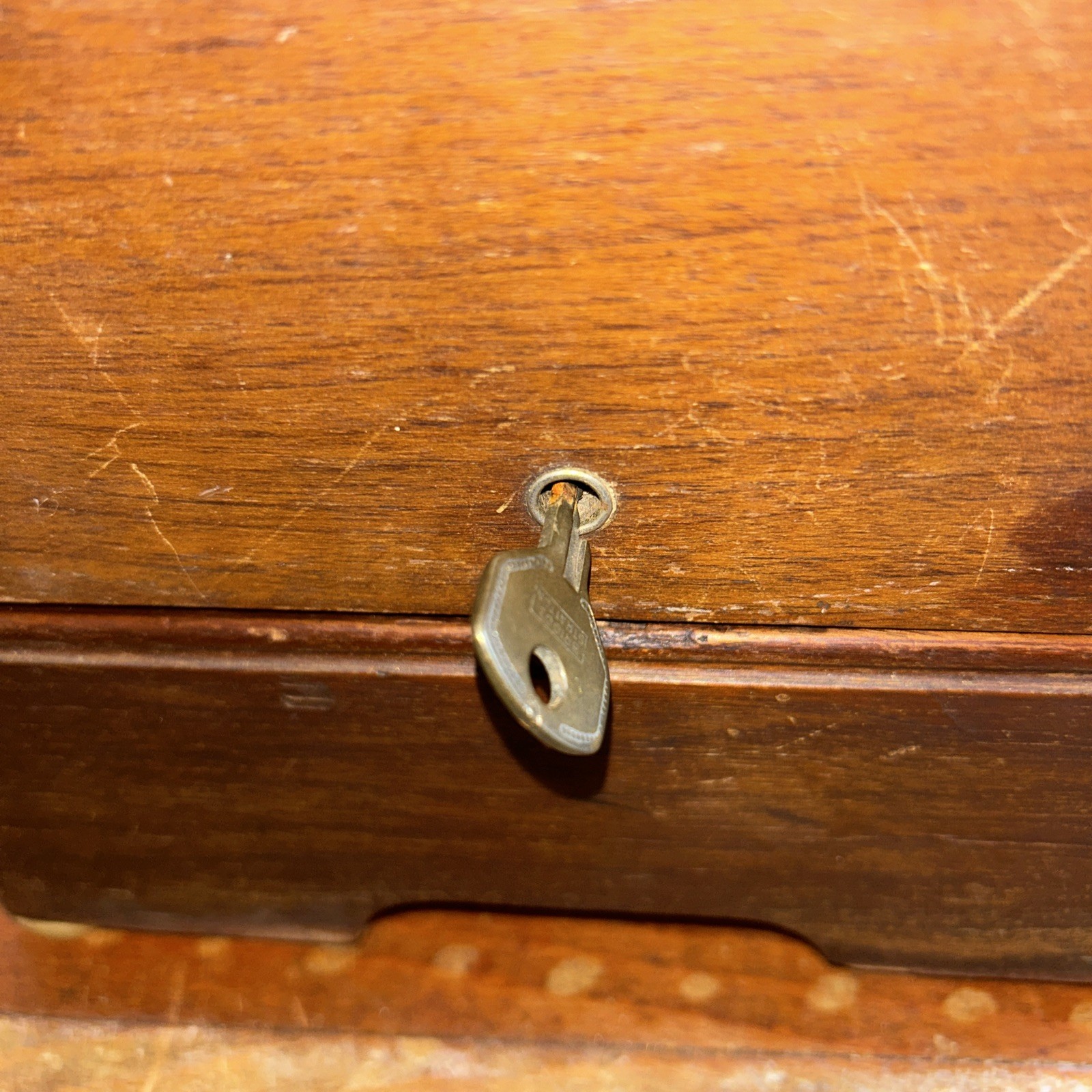 Vintage Singer Sewing Machine in Original Wood Case 🧵✂️