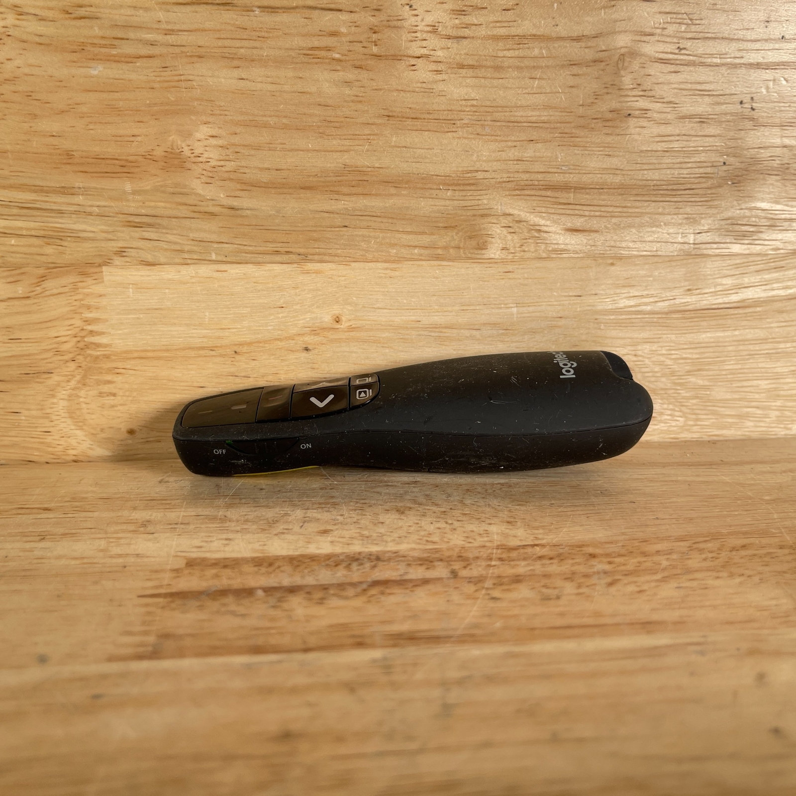 Logitech R400 Black Handheld Wireless Laser Presentation Remote Control