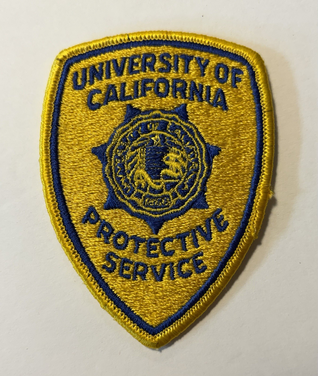 VINTAGE CALIFORNIA UNIVERSITY OF CALIFORNIA PROTECTIVE SERVICE PATCH #D116