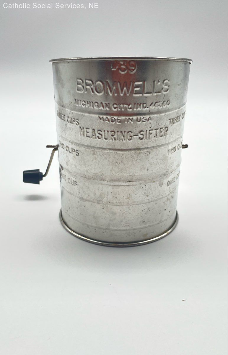BROMWELL'S Vintage 3 cup Metal Flour Sifter 5" Tall