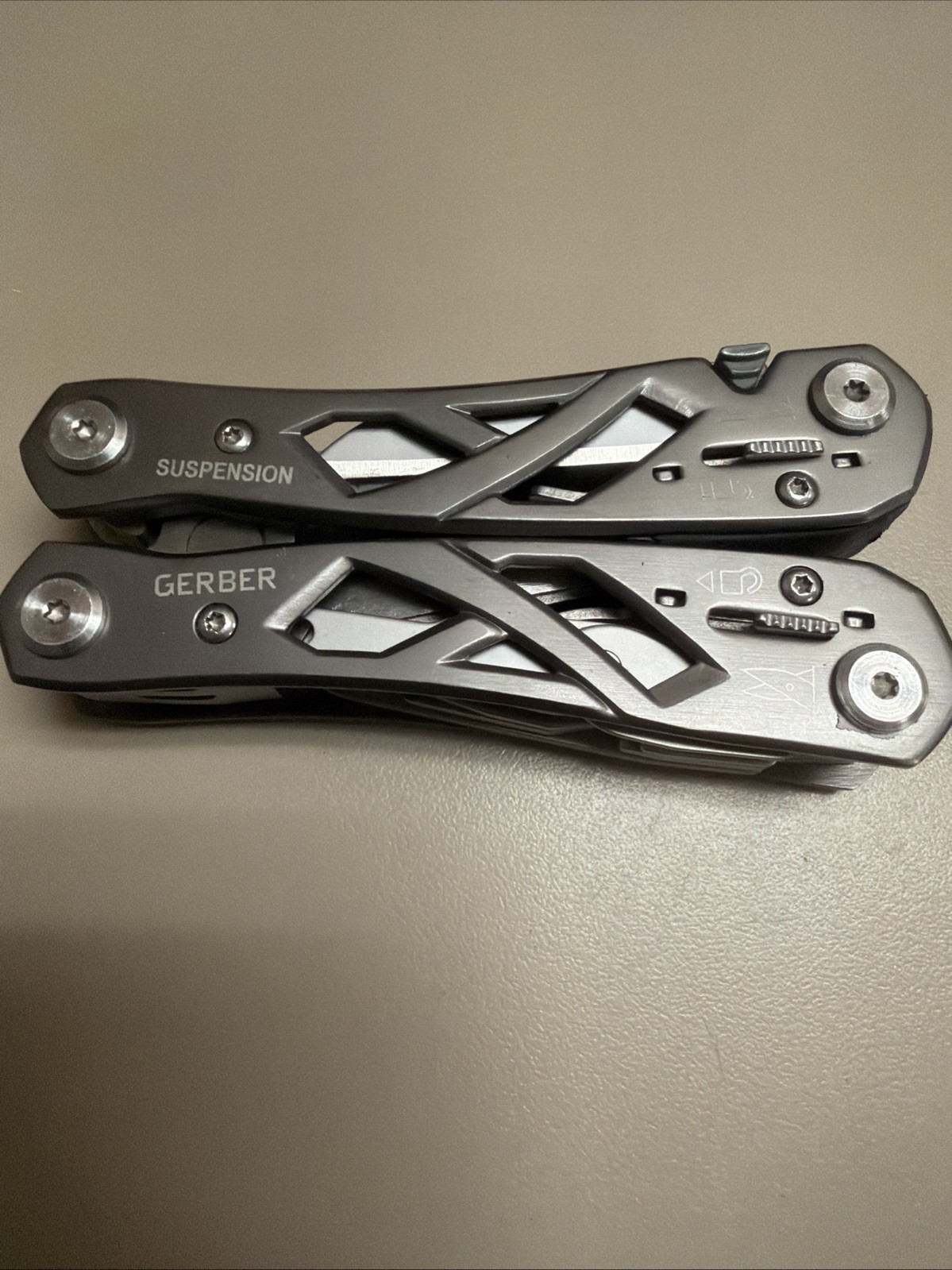 Gerber Suspension Multi-Tool 12-FUNCTION with Sheath Pliers Knife Scissors
