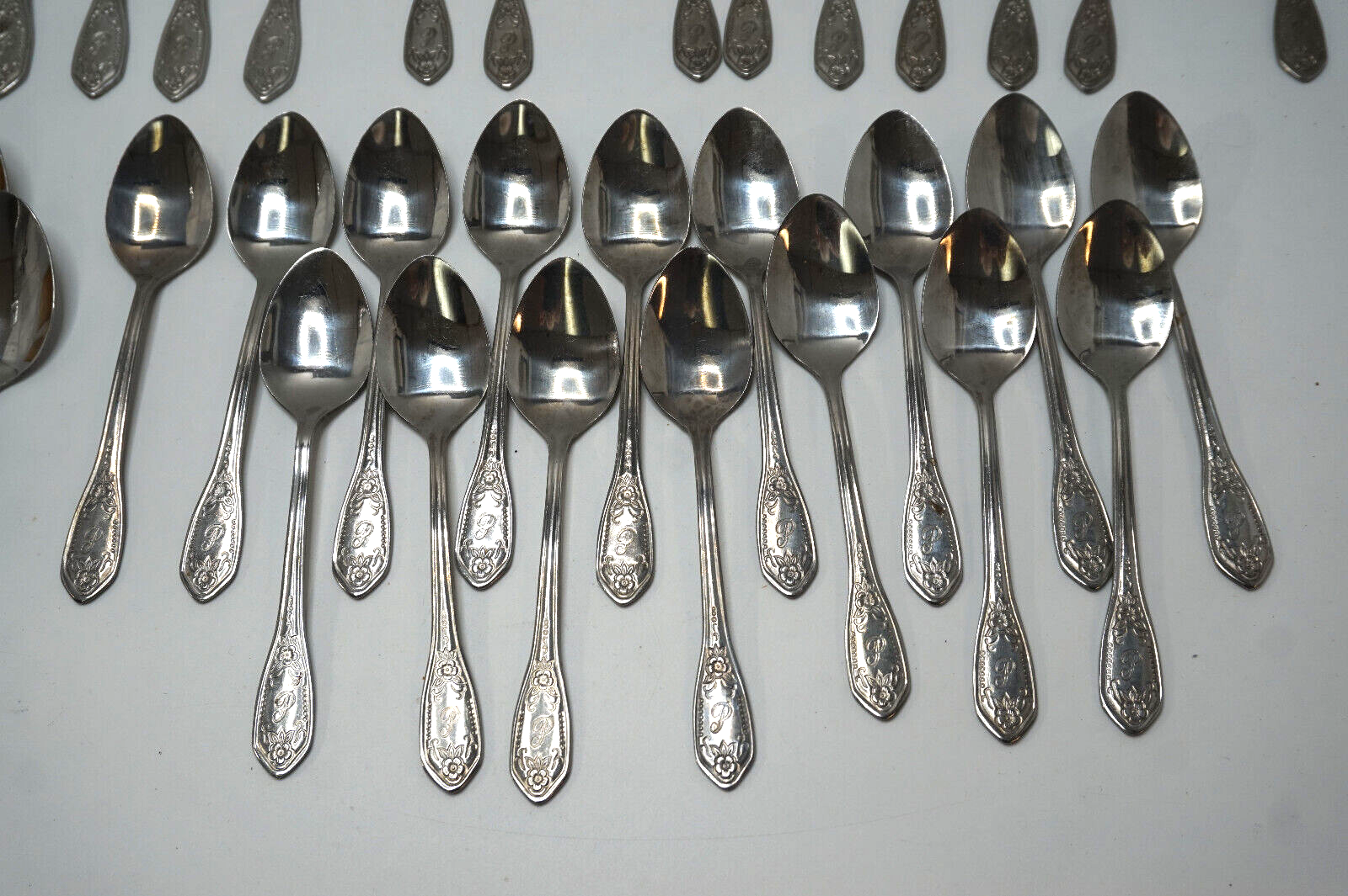 VINTAGE STAINLESS FLATWARE CUSTOMCRAFT MONOGRAM P MCM 44 PC SET TAIWAN CUS12