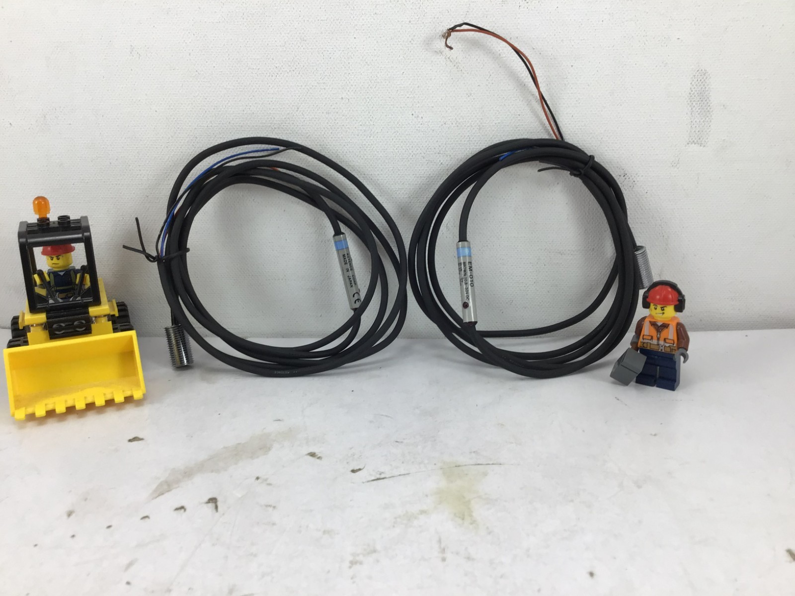 EM-010 - KEYENCE - 2 PART LOT!! - PROXIMITY SENSORS - **NEW OLD STOCK!!**