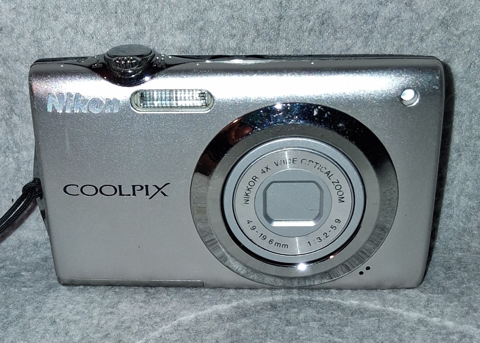 Nikon Coolpix S3000 Silver Camera ~ Turns On ~ LENS ERROR ~ Parts or Repair ONLY