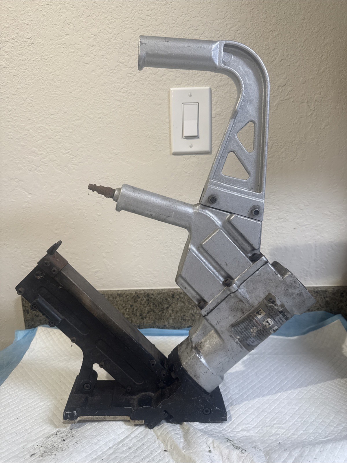 CENTRAL PNEUMATIC 69703 2 in 1 Air Flooring Nailer