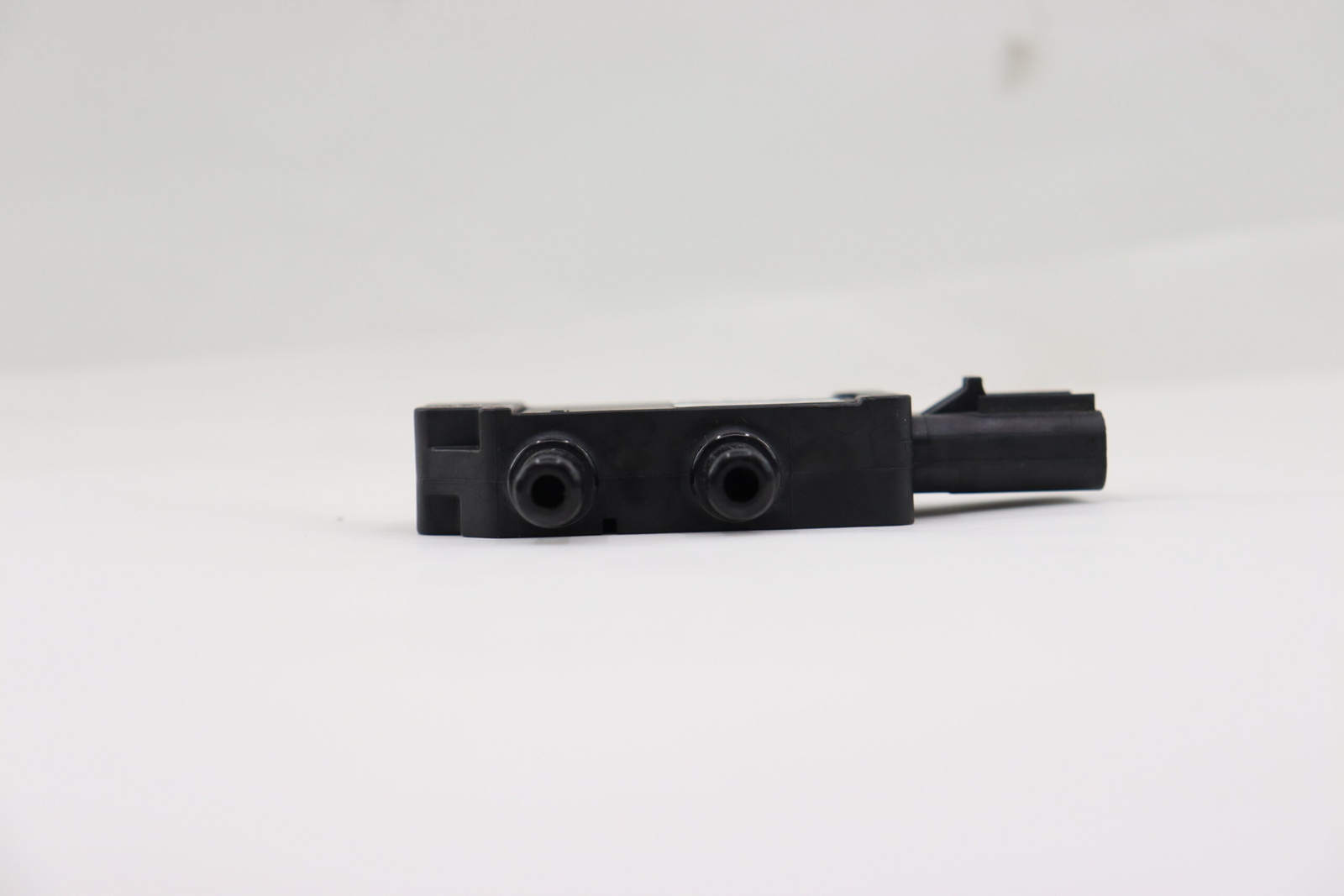 Used Mopar Differential Pressure Sensor 2871960 - Q229822