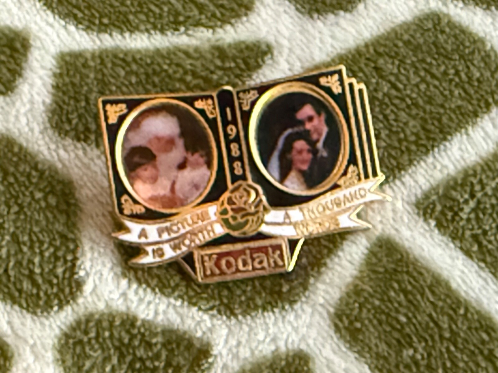 KODAK 1988 A Picture Is Worth A Thousand Words * Vintage-Collectible Lapel Pin!