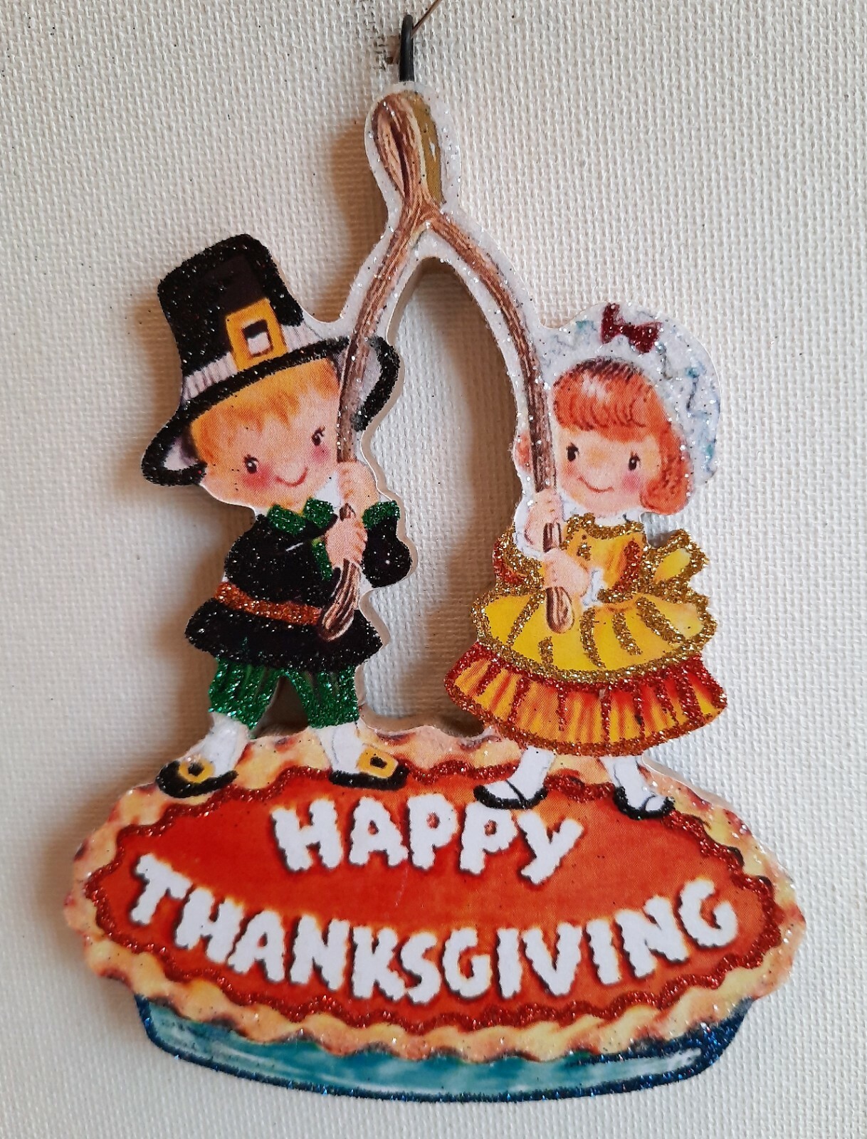 PILGRIM BOY & GIRL w WISH BONE, PUMPKIN PIE, HAPPY THANKSGIVING ORNAMENT * Vtg