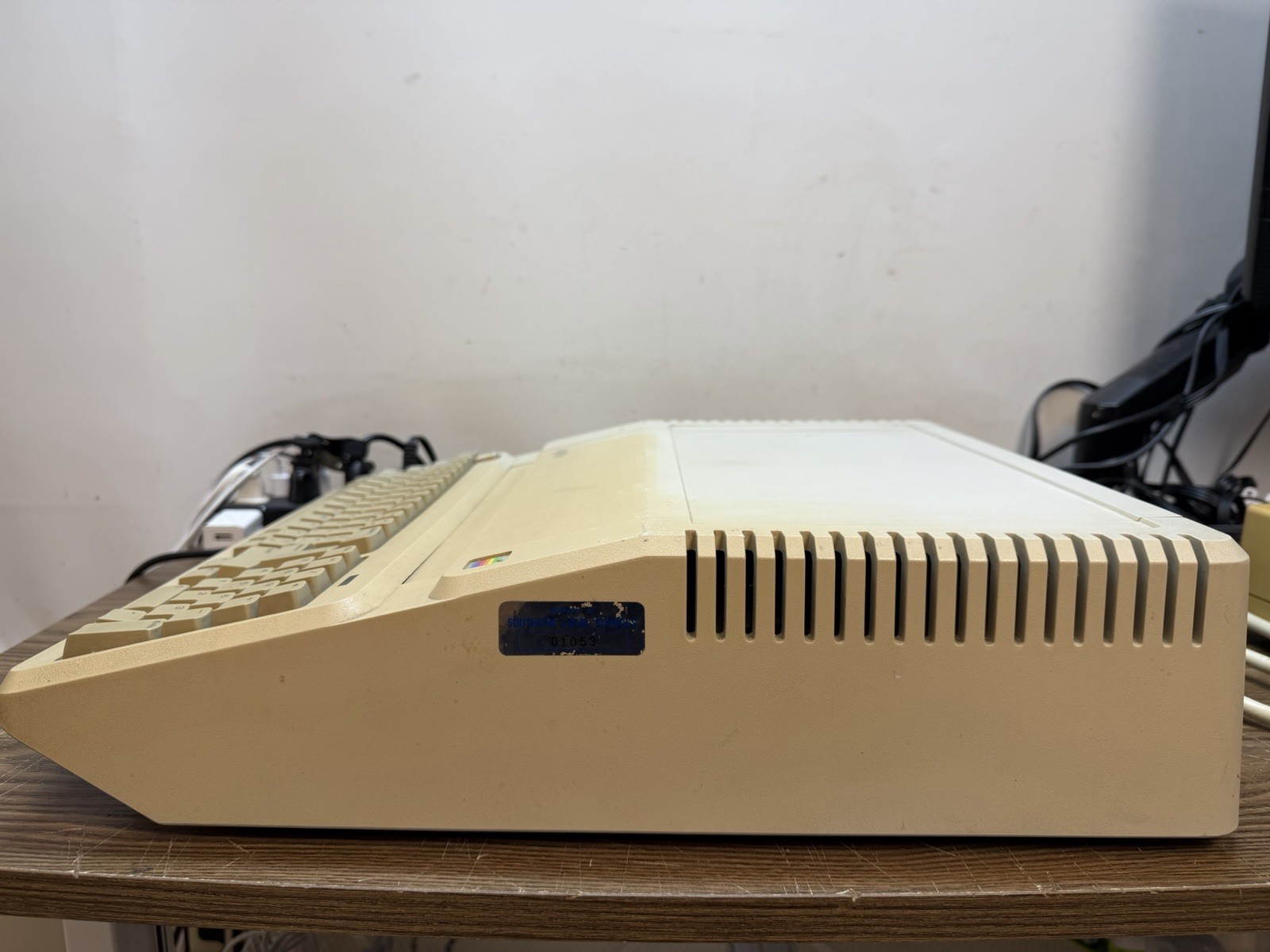 VINTAGE APPLE IIE PLATINUM WORKS WITH DISK CONTROLLER AND DRIVE MISSING KEY