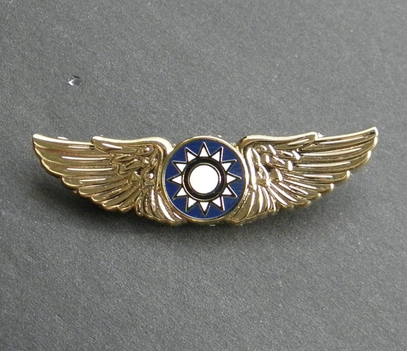 AVG FLYING TIGERS WINGS CHINESE AIR FORCE AMERICAN VOLUNTEER GROUP LAPEL PIN 1.5