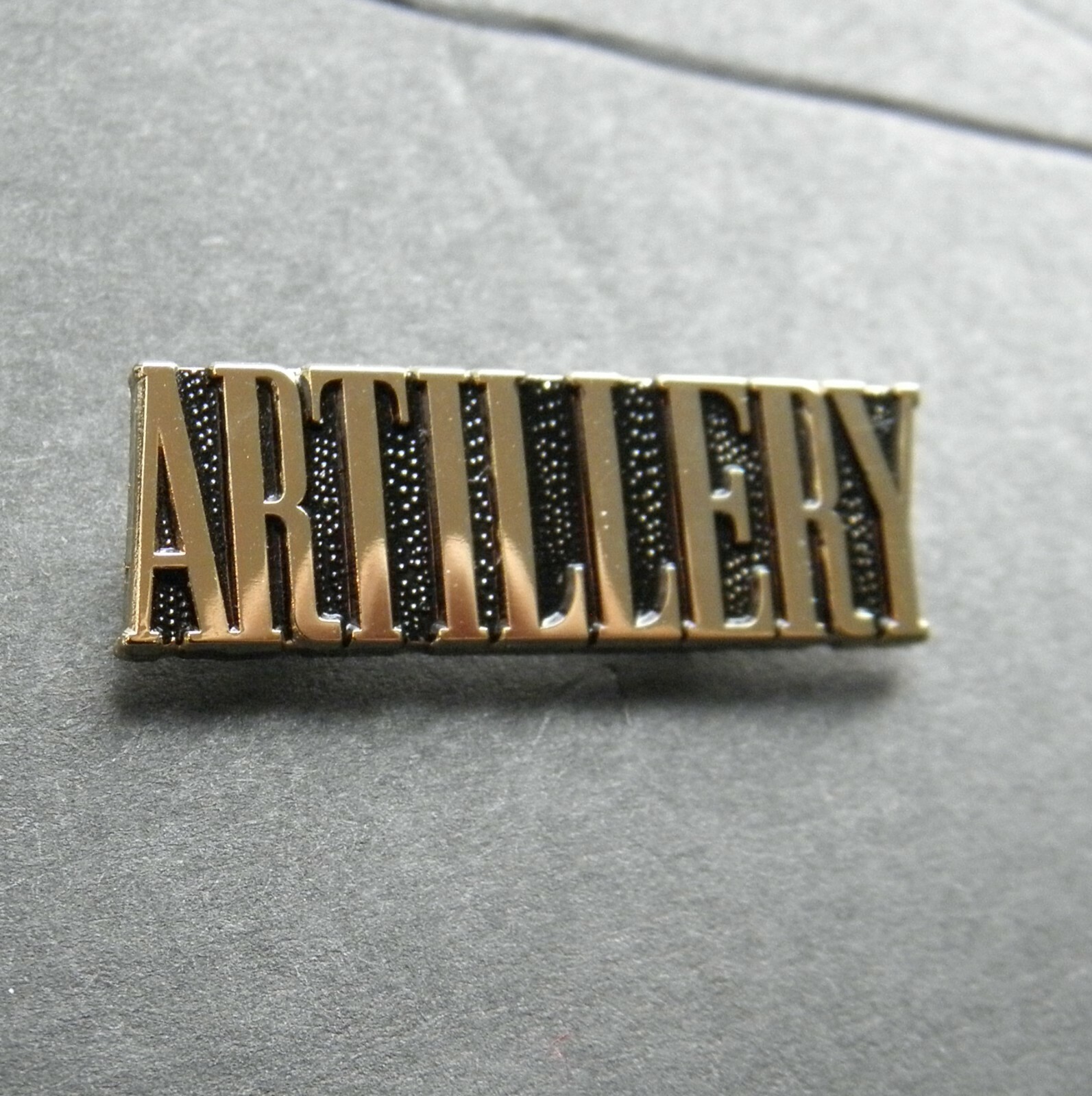 US ARMY ARTILLERY DEFENSE SCRIPT LAPEL PIN BADGE 1.25 INCHES