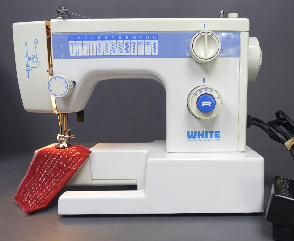 WHITE 1418 Sewing Machine 13-Stitch w/ Manual/Case Tested