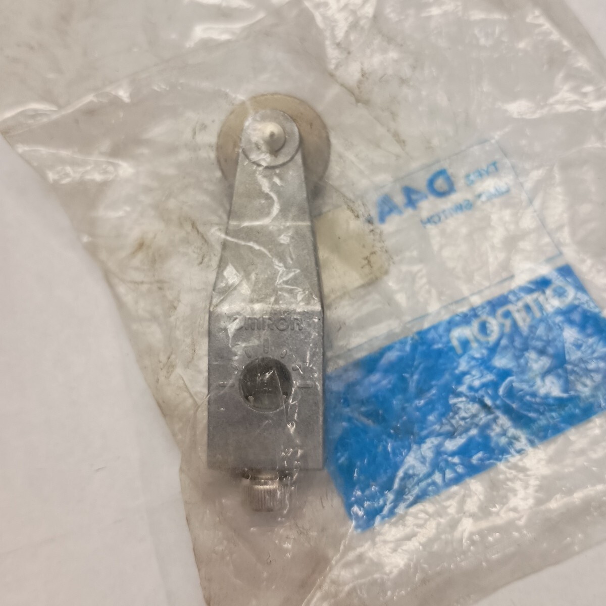 SEALED NEW OMRON D4A-A10 LIMIT SWITCH ROLLER LEVER