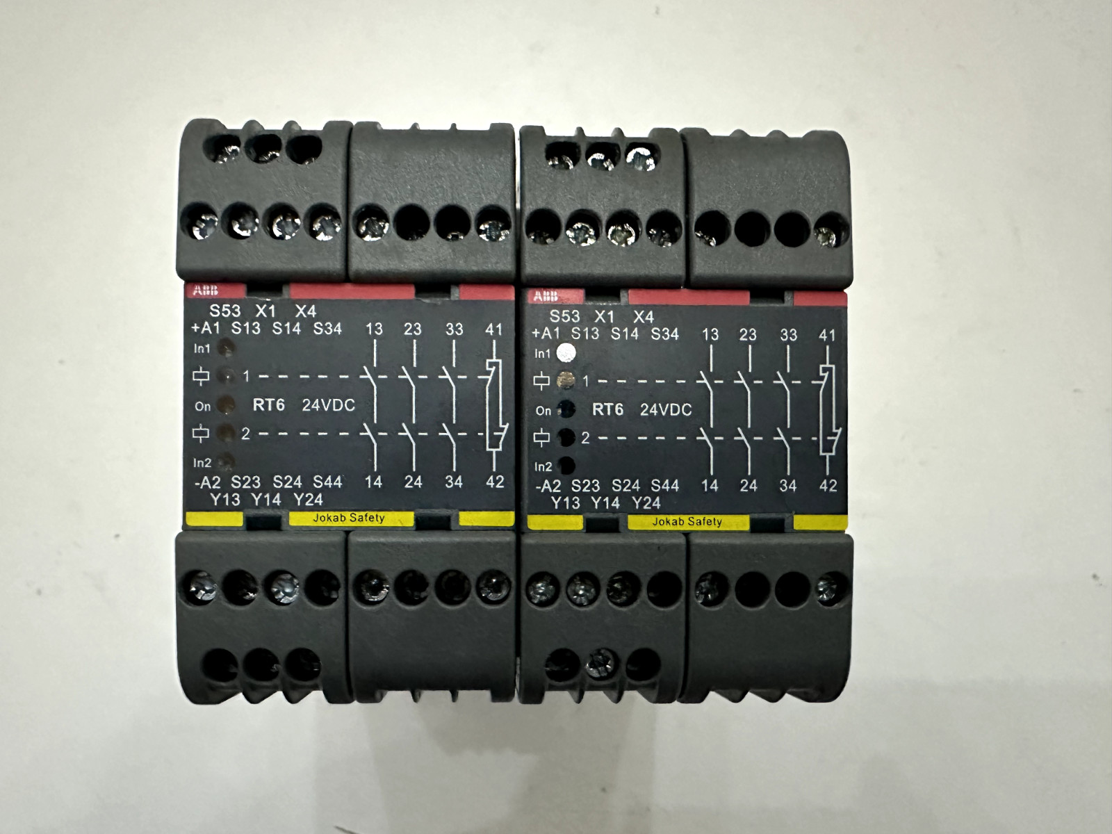 1PCS ABB RT6 24VDC  2TLA010026R000 Safety Relay