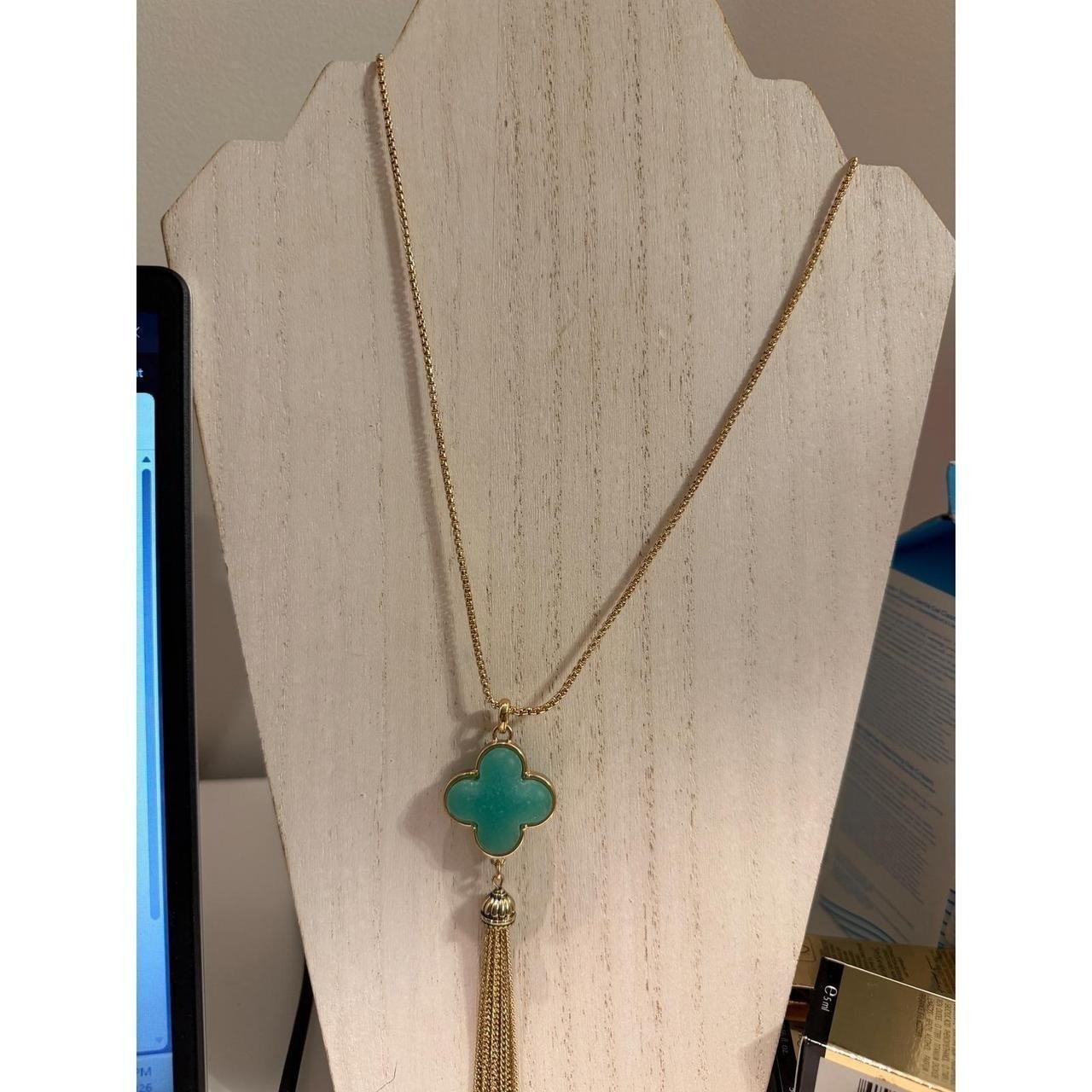 Icon COLLECTION QUATERFOIL TASSEL PENDANT NECKLACE goLD LONG CHAIN