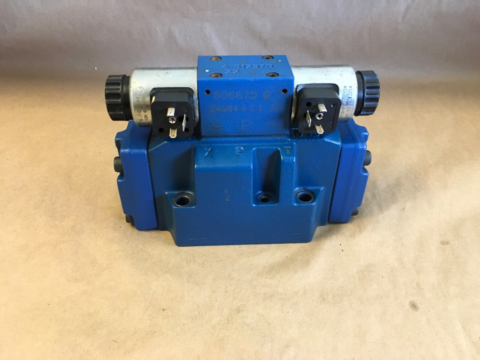 REXROTH 808825 DIRECTIONAL VALVE A-18875-C  (KB)