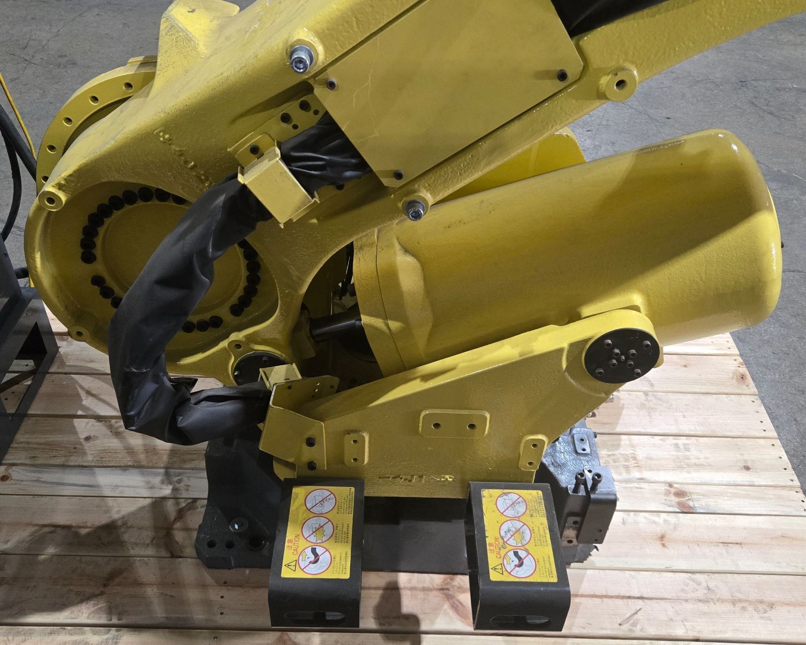Fanuc R-2000iB/210F Complete with R-30iA Controller USED
