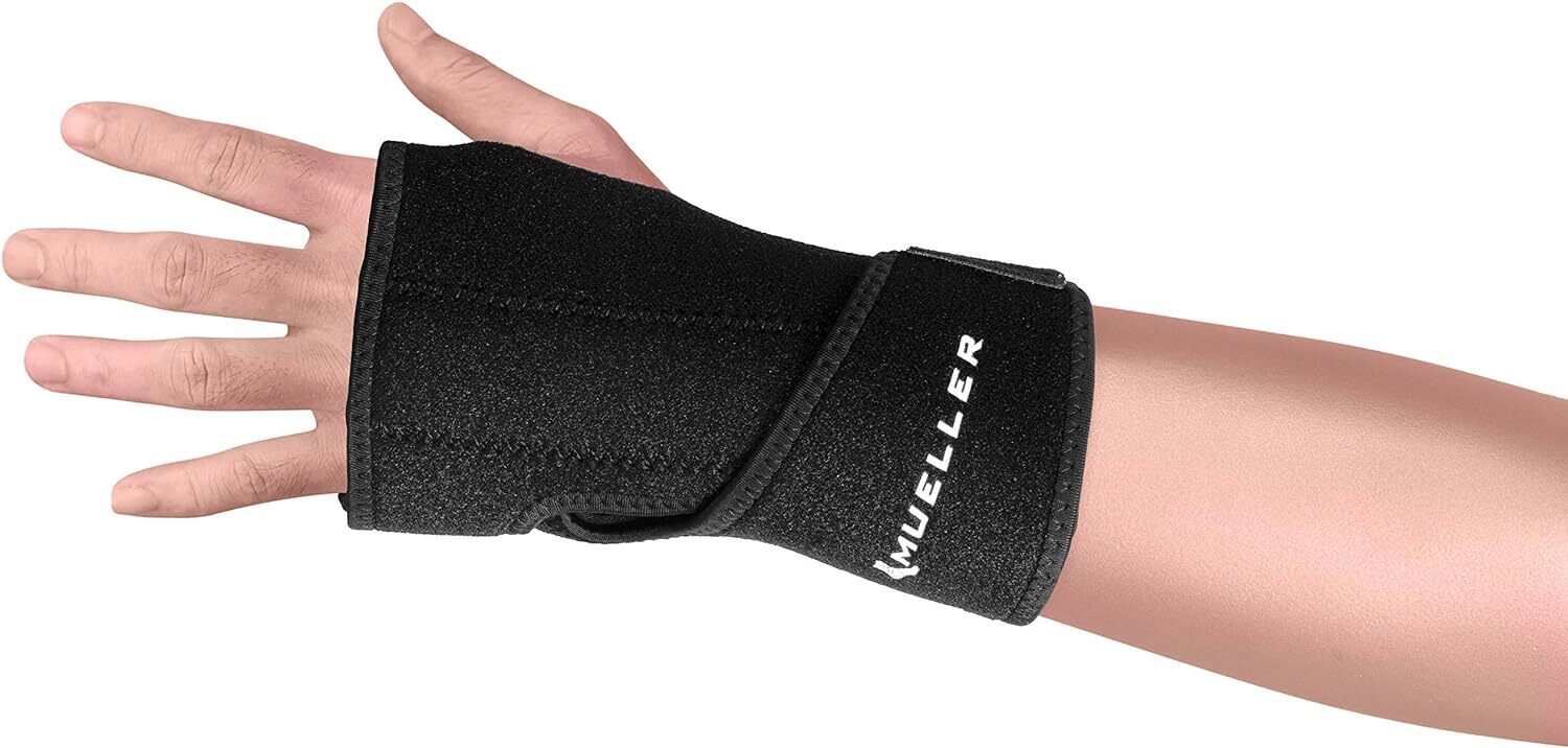 MUELLER Sports Medicine Reversible Wrist Brace 1 Count (Pack of 1), Black