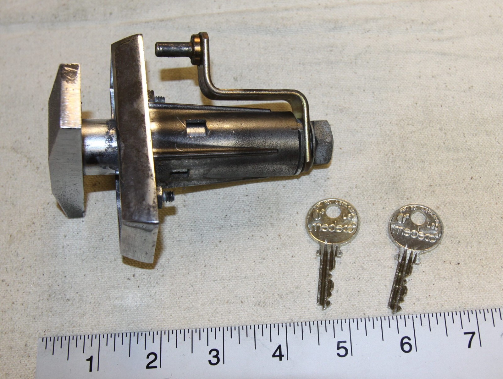 Automatic Products AP 112 & LCM2 snack machine T handle with Medeco lock 2 keys