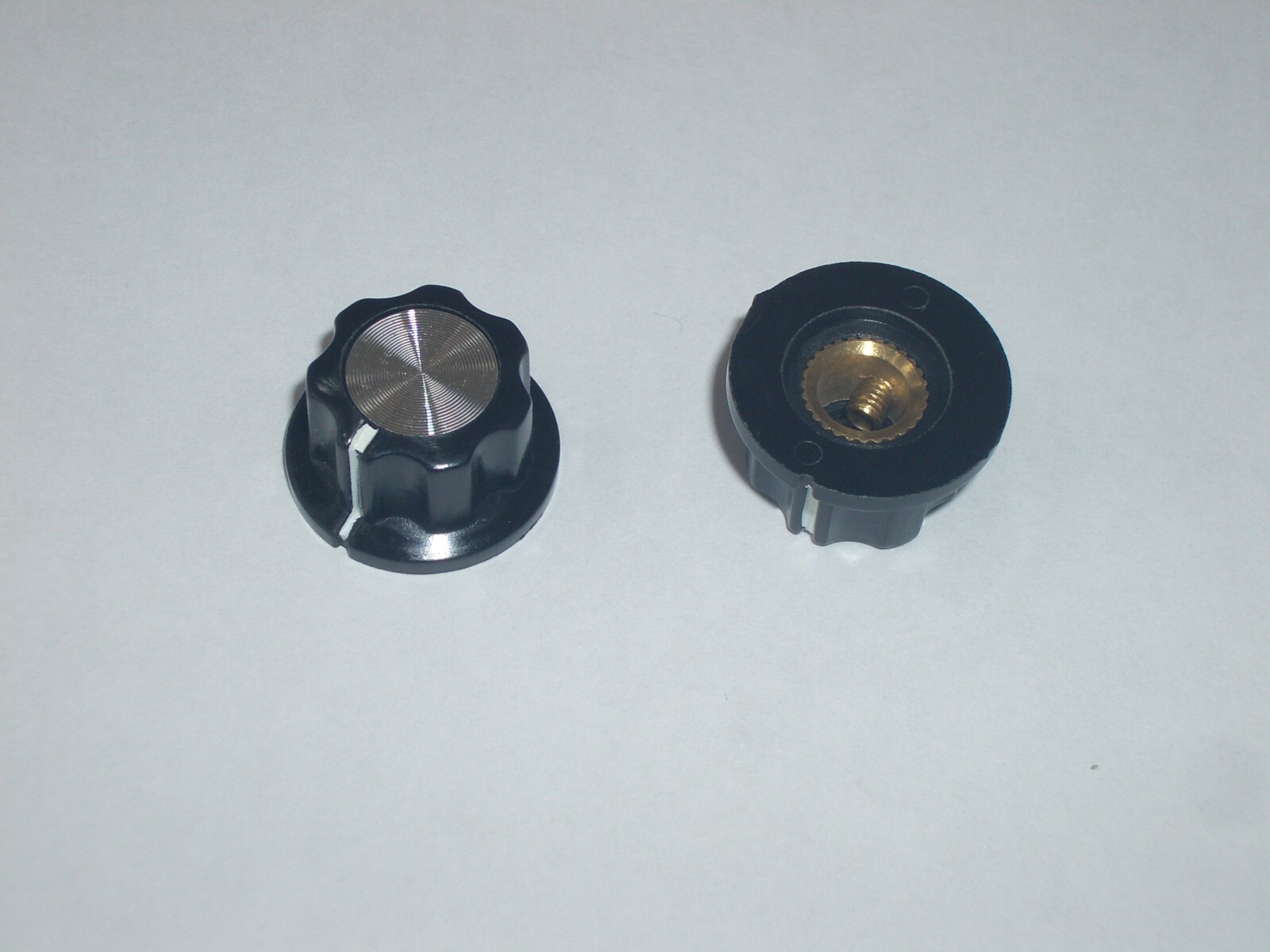 MPJ 31437KN DIAL KNOB BLACK ALUMINUM INSERT SILVER TOP 0.78"D 1/4" SHAFT 2PC