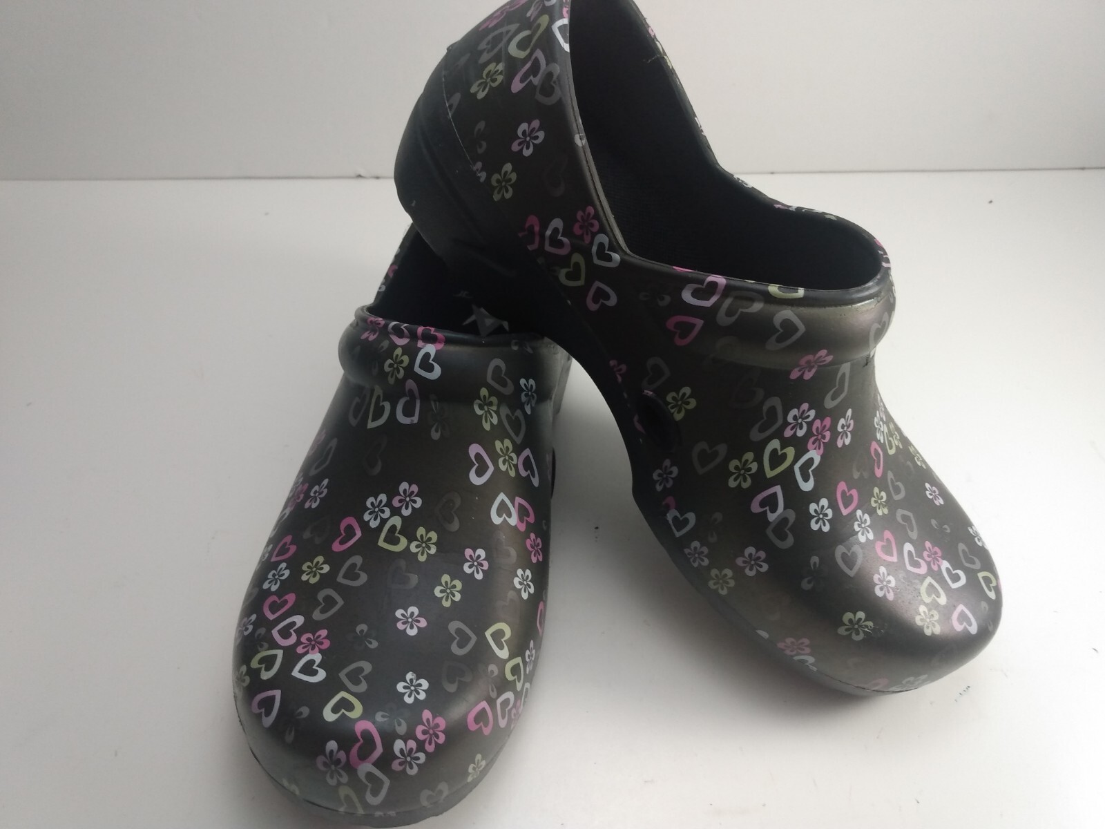 Anywear Nurses CLOG Shoes Womens Angel Lucky in Love Hearts SZ 7 Slip On Light