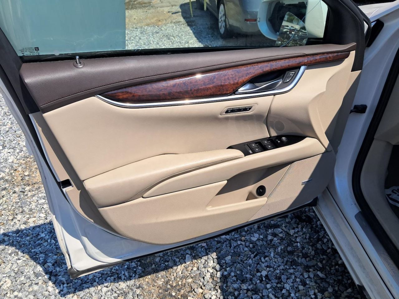 XTS 2016 Glove Box 4793943