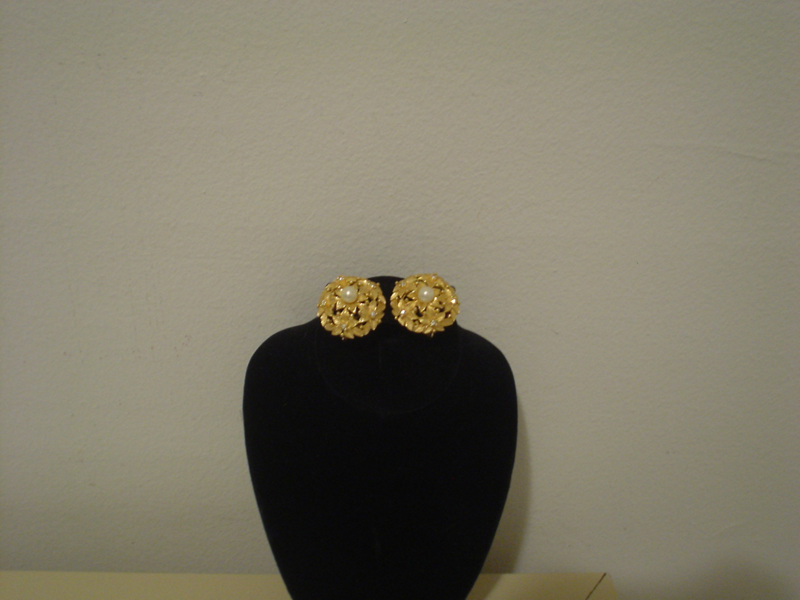 Marvella faux pearl rhinestone goldtone flower motif screwback clip earrings