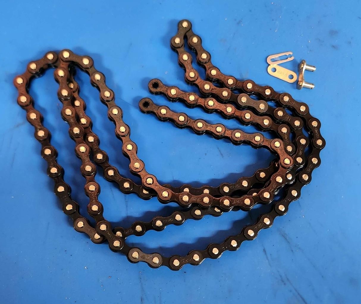 Izumi Jet Black W/ Gold Pins 1/2 x 1/8 116L Single-Speed Bike Chain NO PACKAGE