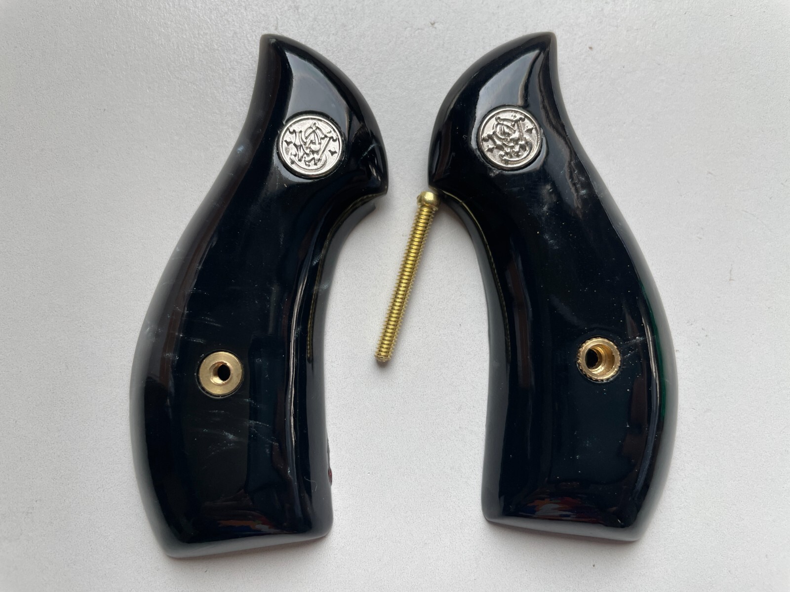Black resin Grips for  S&W J , BODYGUARD, ROUND BUTT, M60 Classic panel; 04