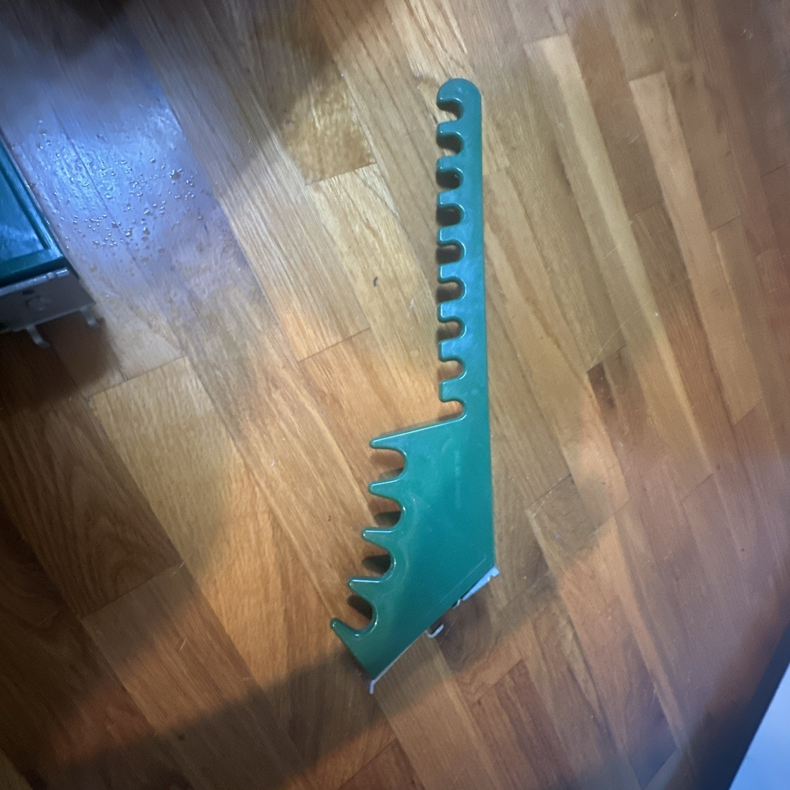 Irons and Woods Sets Plastic display holder for slat wall Green. New old stock