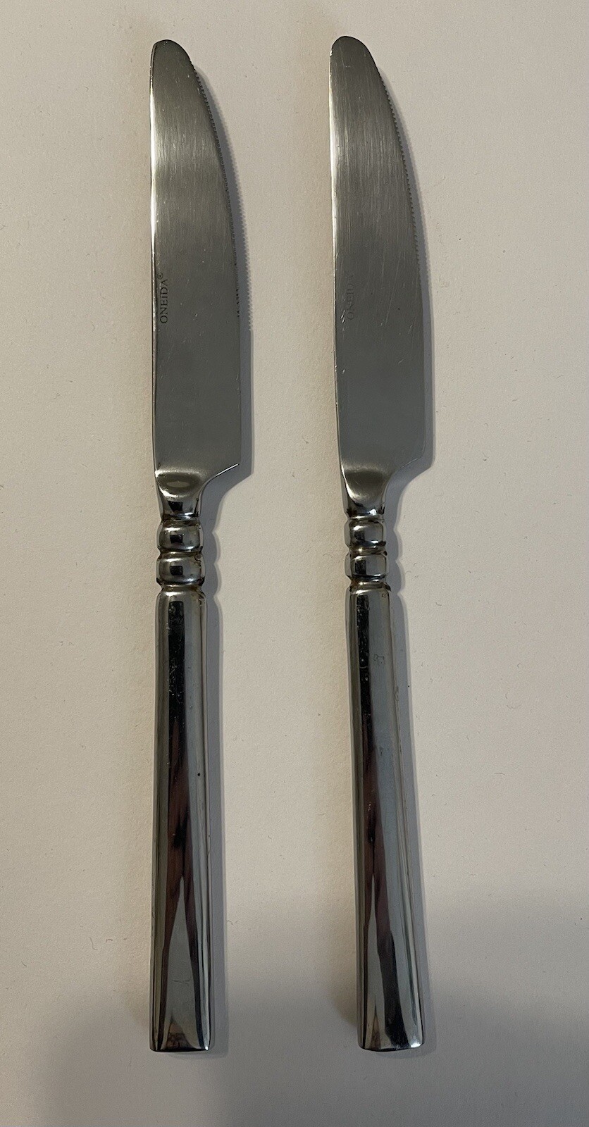 Oneida TORTOLA  Stainless Steel Flatware Ball Bands 2 Dinner Knives French Solid