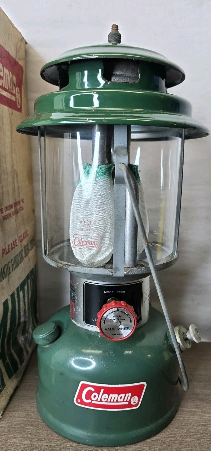 Vintage 1974 Coleman Double Mantle Lantern Model 220H Green USA Original Box
