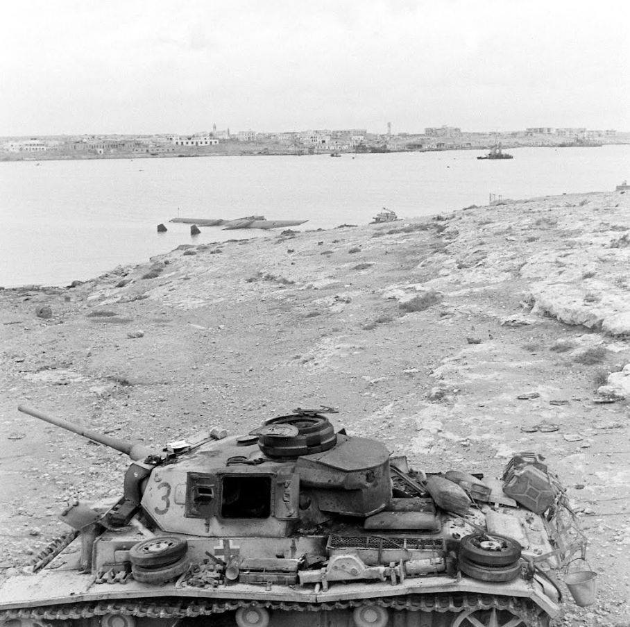 WW2 Photo WWII  Destroyed German Panzer Western Desert 1942  Pzkpfw. IV   / 4148