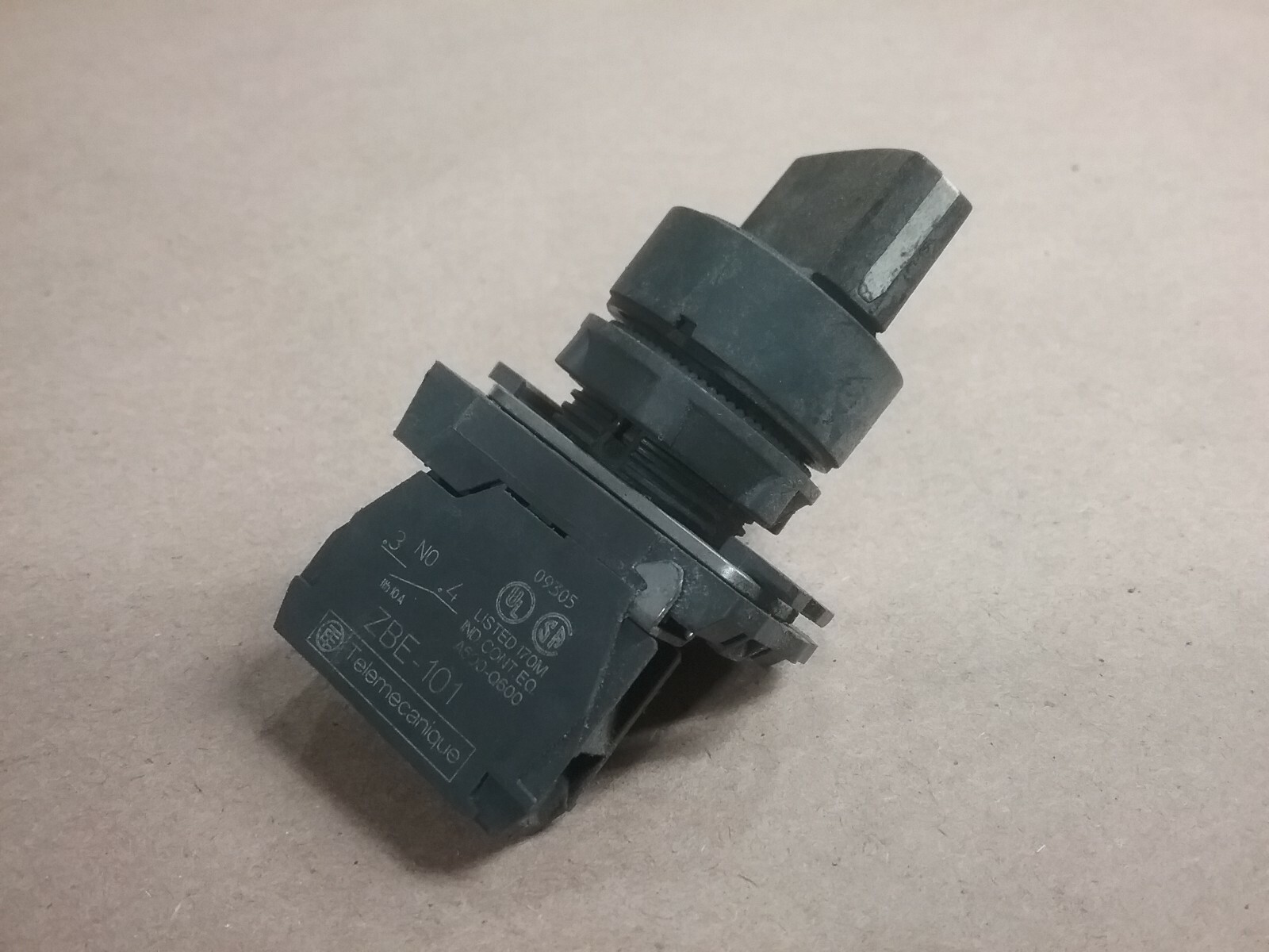 Telemecanique ZBE-101 2-Position Selector Switch #01G91