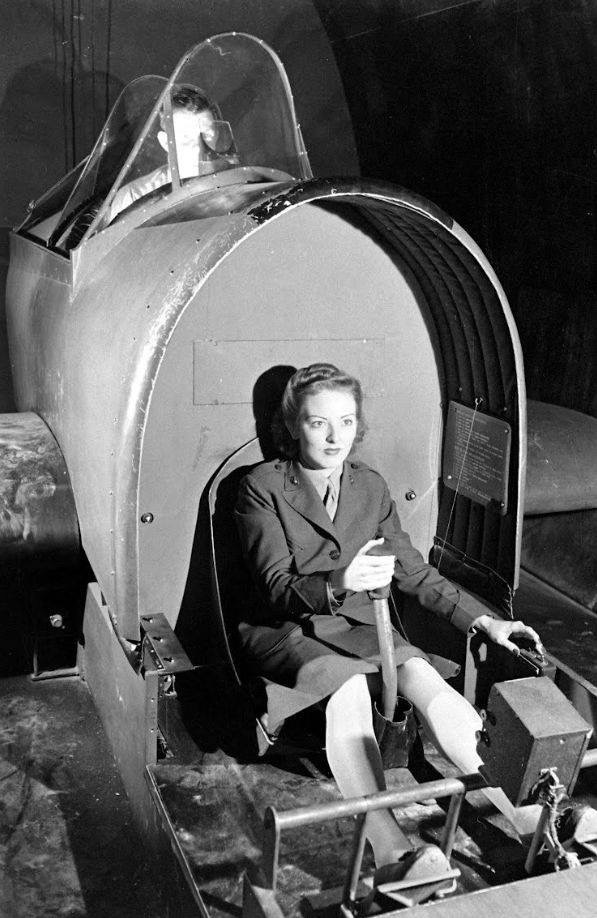 WW2 Photo WWII Female US Marine Flight Instructor MCWR 1944 USMC World War/ 1461