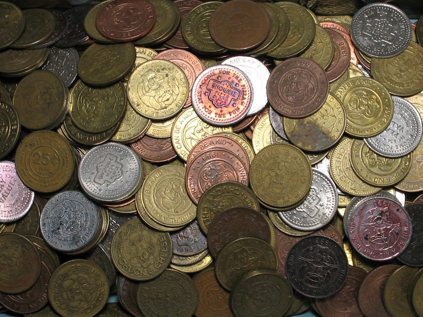 100 CHUCK E CHEESE TOKENS * 1900's - 2000's RANDOM UNSEARCHED LOTS  * CIRCULATED