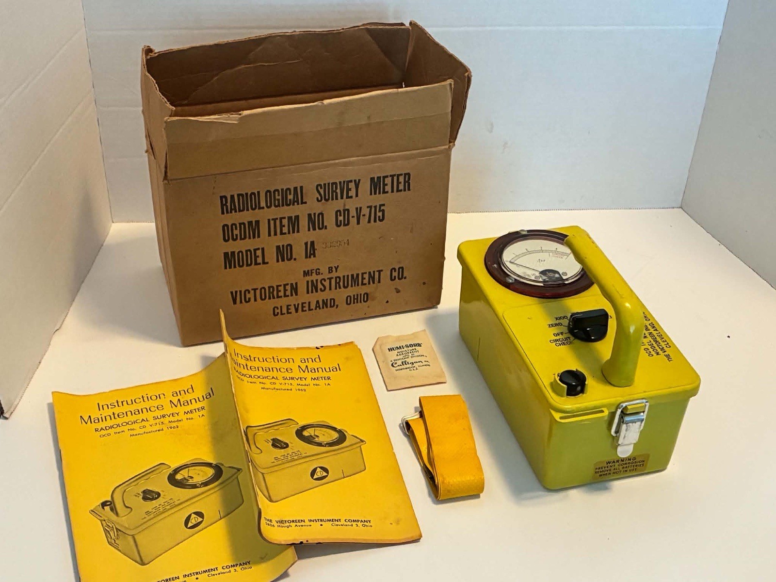 VTG Victoreen Radiological SURVEY METER CD V-715 1A GEIGER COUNTER original box