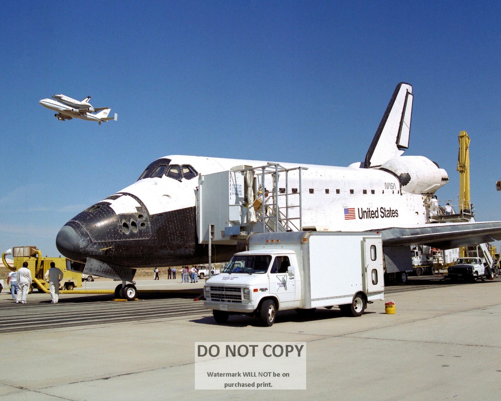SHUTTLE ENDEAVOUR ON GROUND AS COLUMBIA FLYS OVERHEAD - 8X10 NASA PHOTO (AZ-526)