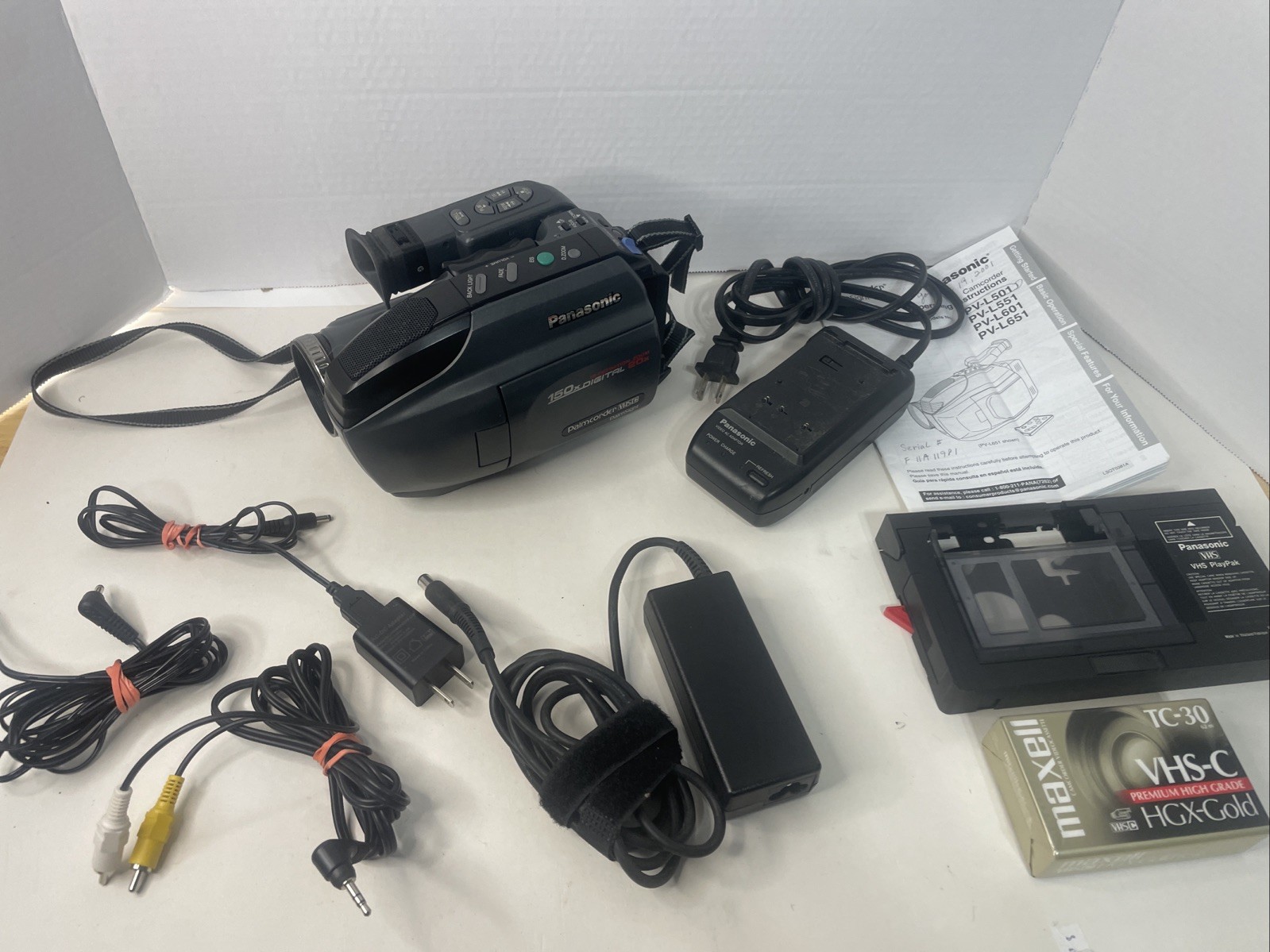 Panasonic PV-L501 Palmcorder VHSC 150x Digital 20x High Def Zoom Extras Powers