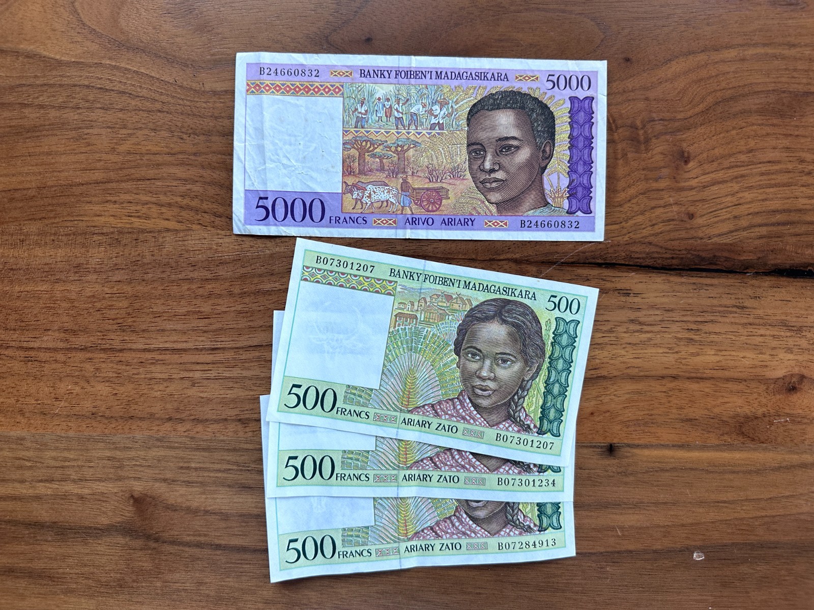 Madagascar Set of 4 notes, 500 and 5000 ariary circulated #0405