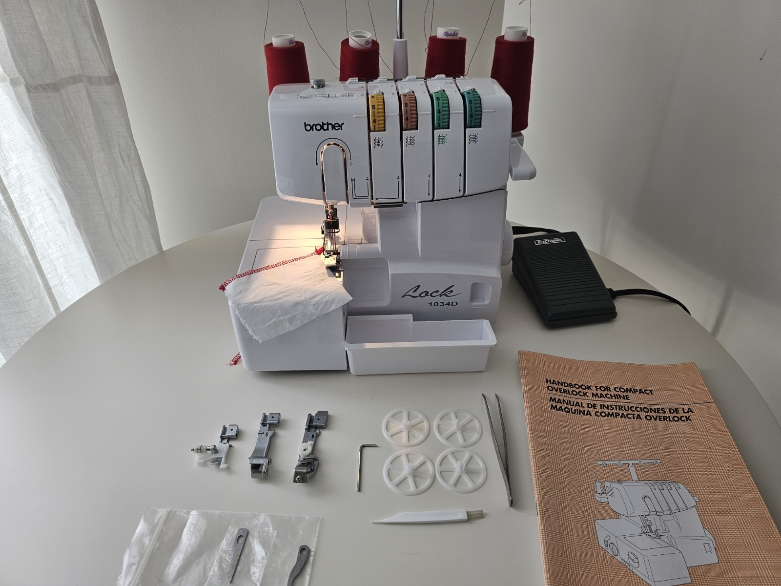 Brother 1034DX Serger In Excellent Condition w. Brother SA212 Elastic Foot