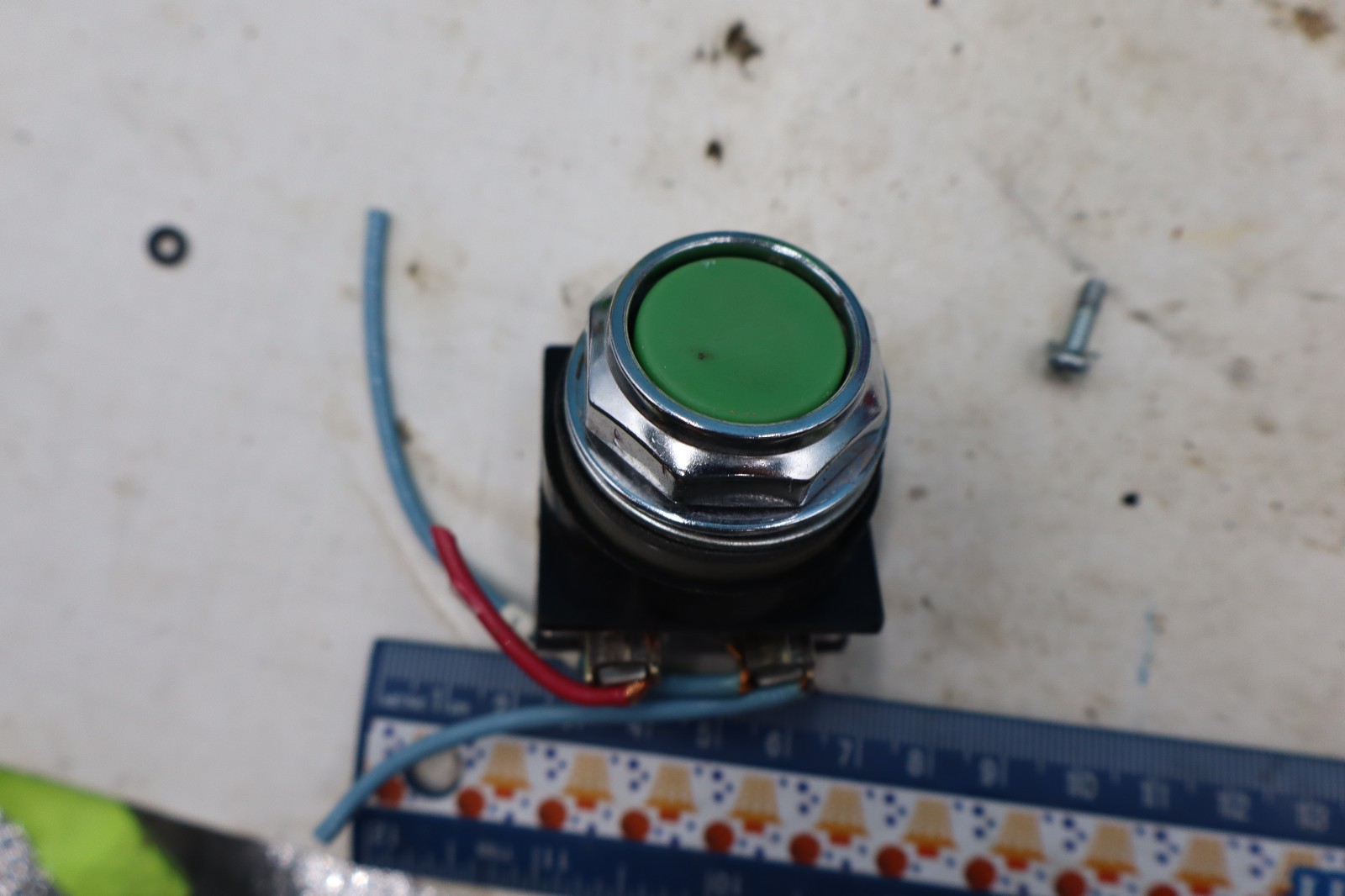 GENERAL ELECTRIC CR104P Green push button with 2 connector spots