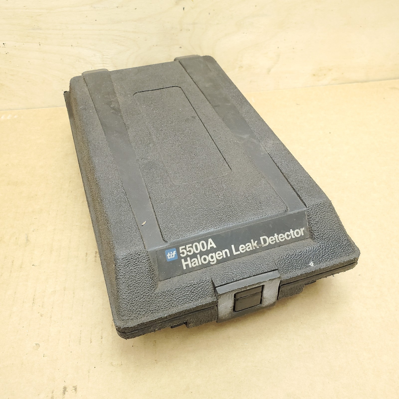 TIF 5500A Battery Powered Halogen Leak Detector with Hardshell Case