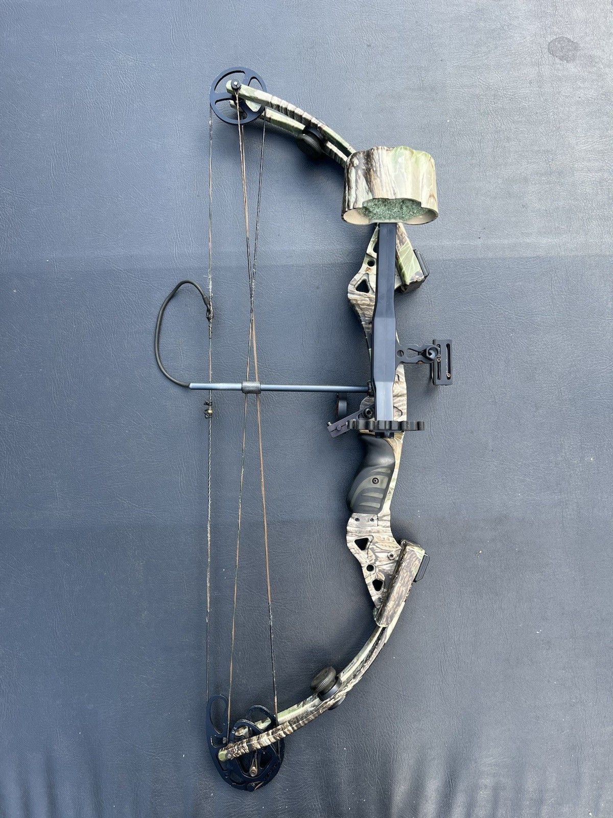 BUCKMASTERS BTR Pro Compound Bow Package Right Hand/Limb Saver/V Flight High Tek