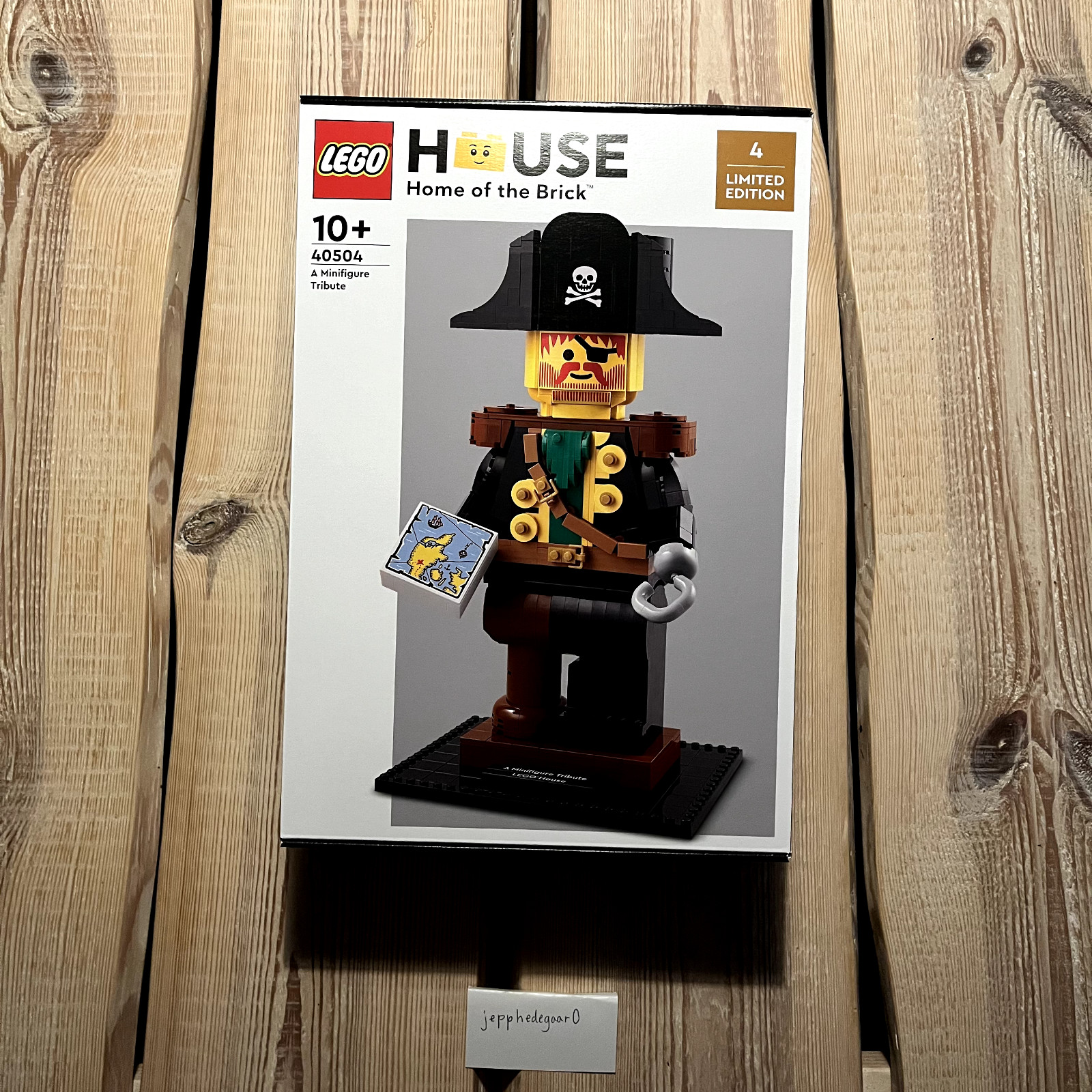 LEGO House 40504: A MINIFIGURE TRIBUTE + FREE SHIPPING