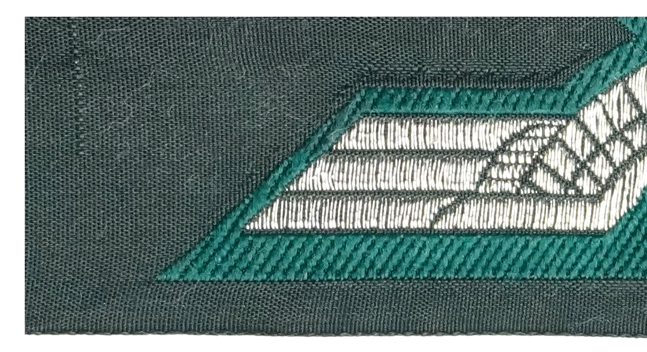 BeVo Patch WH, Metallic threads on green