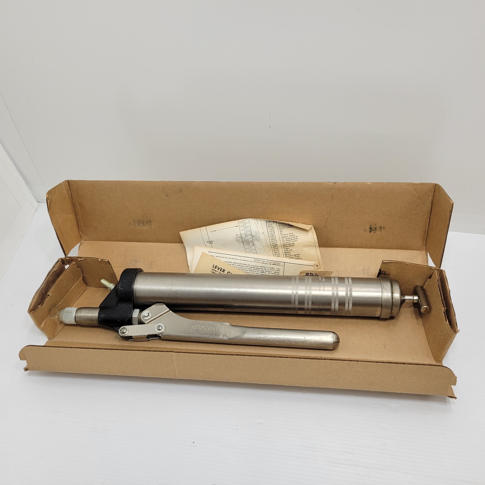 new old stock Lincoln 1036 Lever Grease Gun